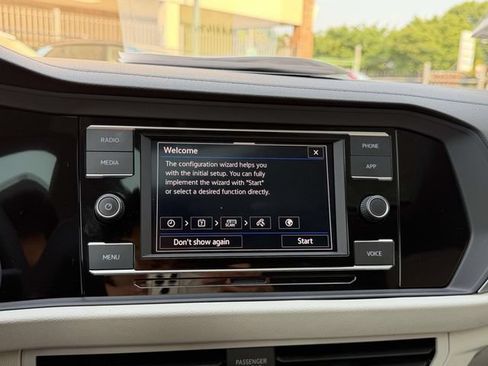 Certified 2023 Volkswagen Jetta SE w/ Panoramic Sunroof Package FWD image 29