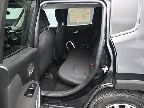 Used 2018 Jeep Renegade Latitude w/ Cold Weather Group image 28