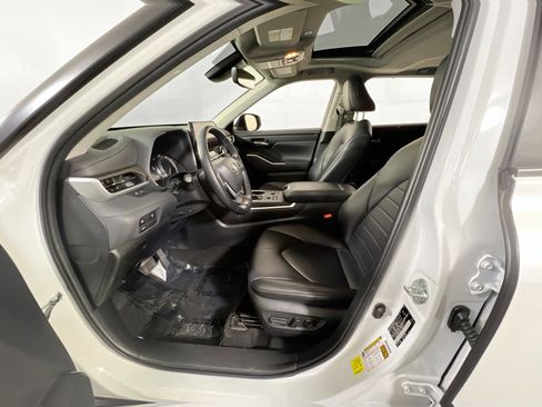 Used 2023 Toyota Highlander XLE image 20