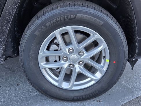 New 2025 Jeep Grand Cherokee Laredo image 10