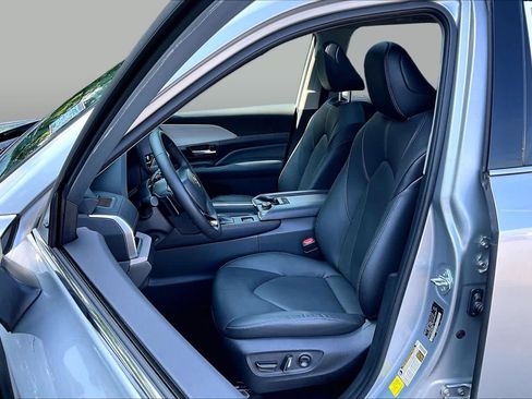 Certified 2024 Toyota Grand Highlander AWD image 9
