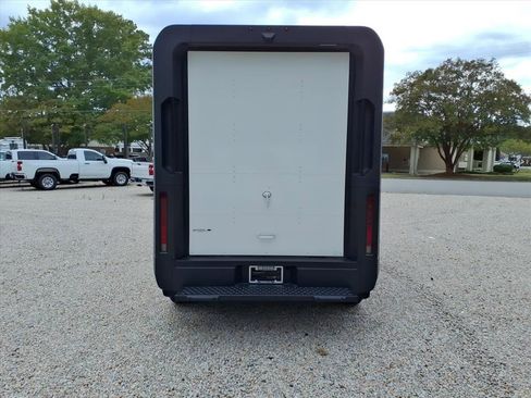 New 2025 Chevrolet Brightdrop 400 w/ Power Door Package image 6