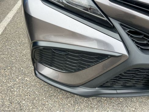 Used 2024 Toyota Camry SE image 3