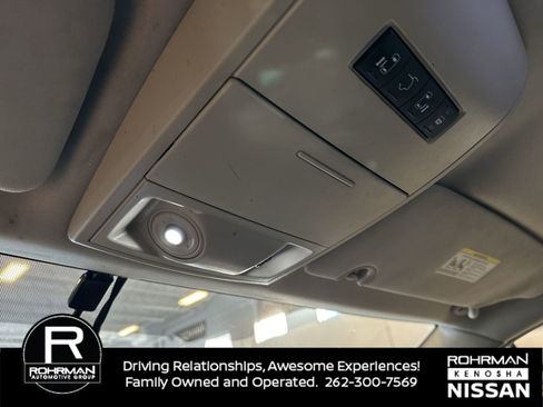 Used 2014 Chrysler Town & Country Touring image 10