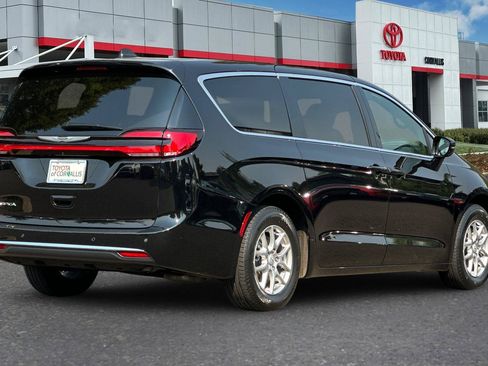 Used 2025 Chrysler Pacifica Select FWD image 4