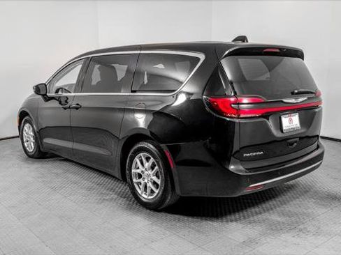 Used 2023 Chrysler Pacifica Touring-L image 4