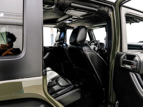 Used 2015 Jeep Wrangler Unlimited Rubicon w/ Connectivity Group AWD/4WD image 43