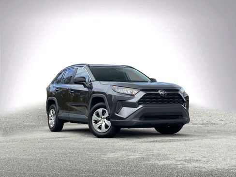 Used 2019 Toyota RAV4 LE image 2
