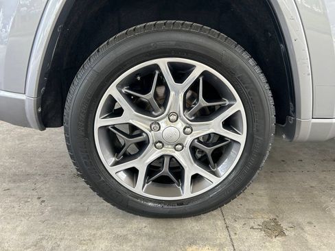 Used 2019 Jeep Grand Cherokee Overland RWD image 23