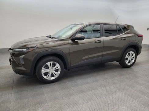 Used 2024 Chevrolet Trax LS FWD image 2