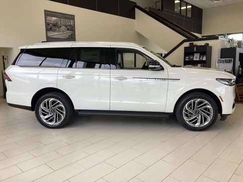 New 2026 Lincoln Navigator Premiere AWD/4WD image 9