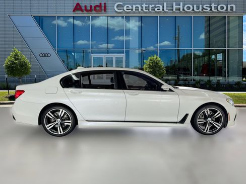 Used 2019 BMW 740i w/ Executive Package image 8
