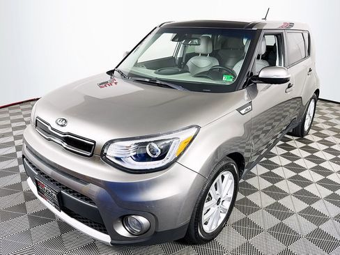 Used 2019 Kia Soul + w/ Primo Package FWD image 3