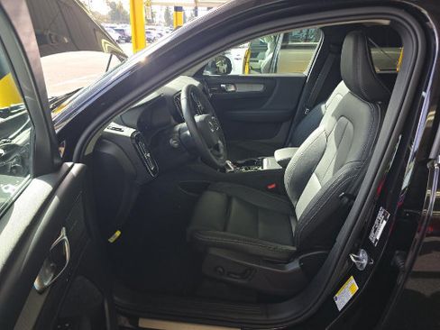 Used 2025 Volvo XC40 B5 Ultra AWD/4WD image 3