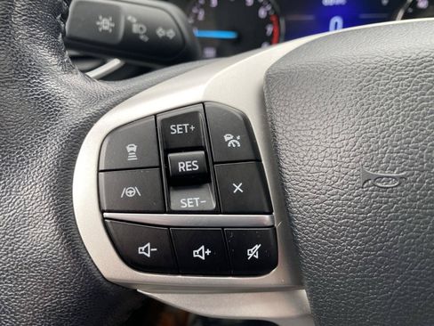 Used 2022 Ford Explorer XLT w/ Equipment Group 202A AWD/4WD image 32