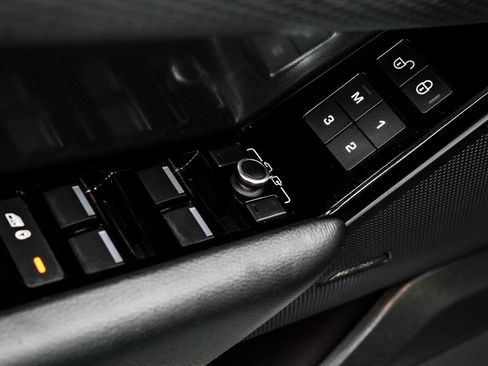 Used 2020 Land Rover Range Rover Velar S image 43