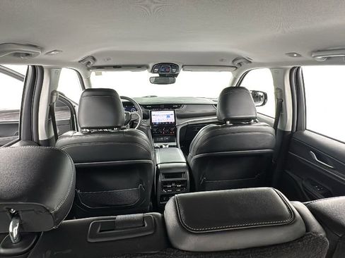 Used 2024 Jeep Grand Cherokee Limited image 18