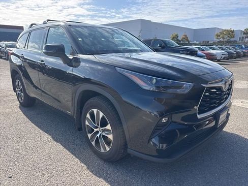 Used 2022 Toyota Highlander XLE AWD/4WD image 3