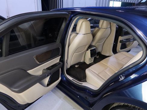 Used 2017 Lincoln Continental Select image 16