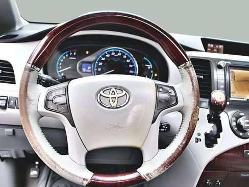 Used 2011 Toyota Sienna Limited image 14