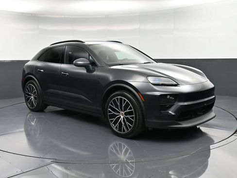 Certified 2025 Porsche Macan Electric RWD image 10