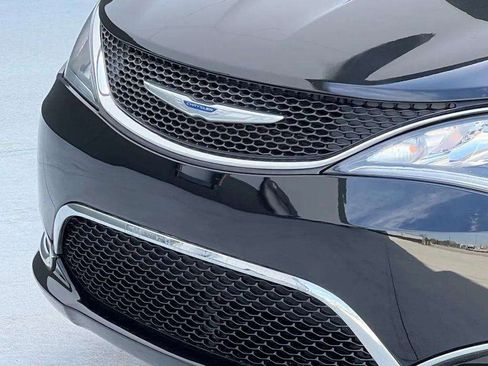 Used 2019 Chrysler Pacifica Touring-L FWD image 33