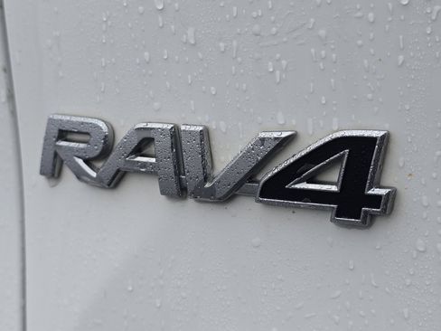 Used 2020 Toyota RAV4 LE image 10