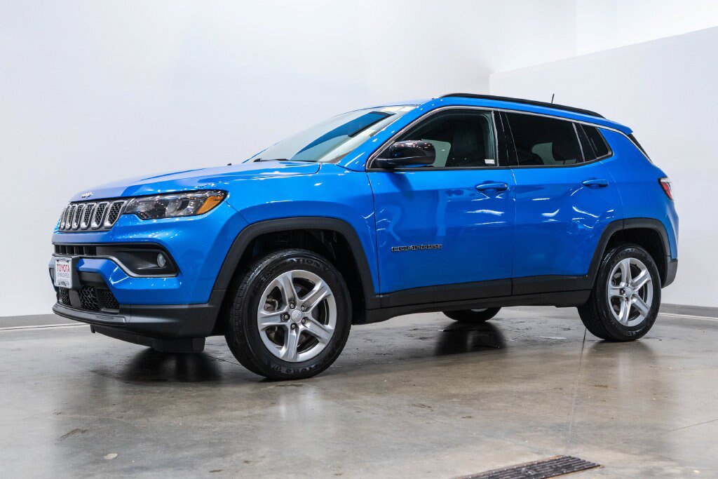Used 2023 Jeep Compass Latitude w/ Convenience Group AWD/4WD image 3