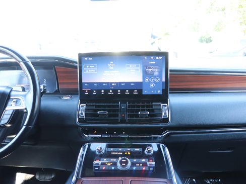 Used 2024 Lincoln Navigator L Premiere 4x4 image 21