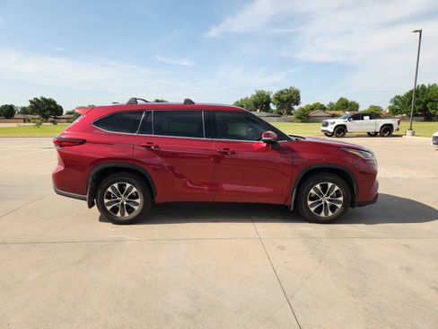 Used 2021 Toyota Highlander XLE FWD image 7
