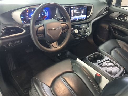 Used 2023 Chrysler Pacifica Touring-L w/ S Appearance Package image 2