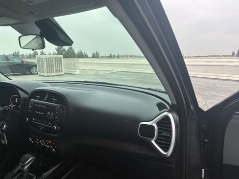 Used 2025 Kia Soul LX w/ LX Technology Package image 33