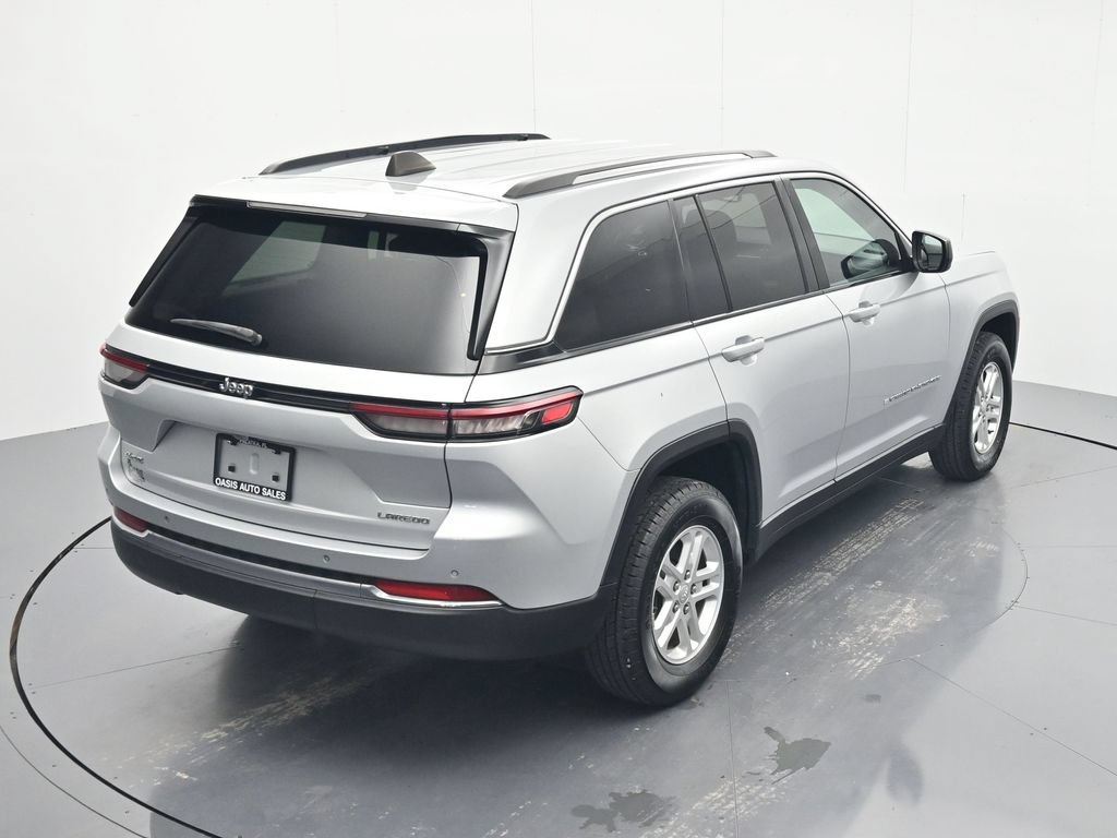 Used 2023 Jeep Grand Cherokee Laredo w/ Luxury Tech Group I AWD/4WD image 32