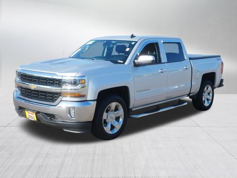 Used 2018 Chevrolet Silverado 1500 LT w/ LT Eassist Package AWD/4WD image 3