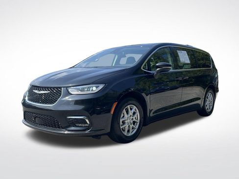 Used 2023 Chrysler Pacifica Touring-L FWD image 2