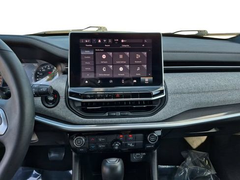 Used 2024 Jeep Compass Latitude w/ Sun and Sound Group AWD/4WD image 15