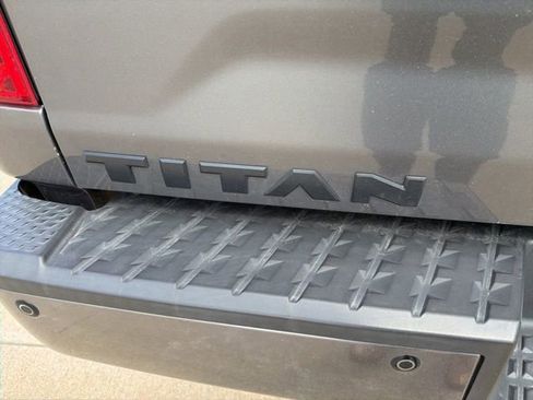 Used 2019 Nissan Titan SV w/ SV Convenience Package image 6