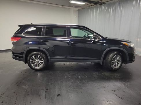 Used 2019 Toyota Highlander XLE AWD/4WD image 9