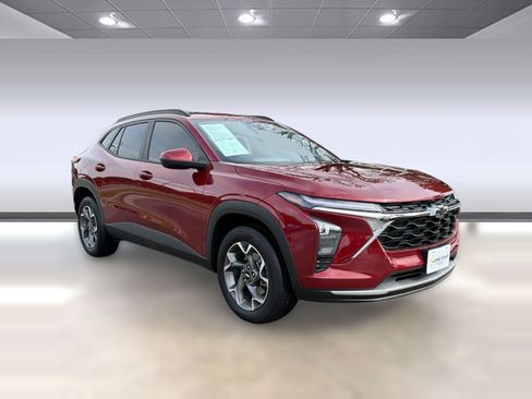 Certified 2025 Chevrolet Trax LT w/ Sunroof Package FWD image 6