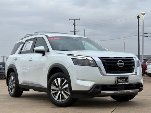 Certified 2025 Nissan Pathfinder SL image 2