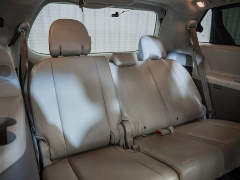 Used 2014 Toyota Sienna Limited image 42
