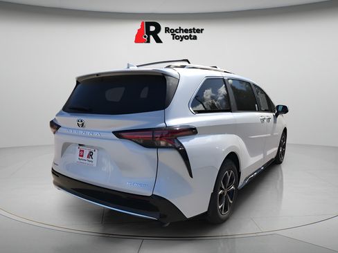Used 2026 Toyota Sienna Platinum AWD/4WD image 3