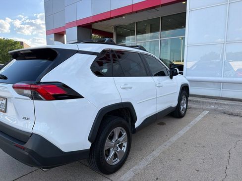 Used 2022 Toyota RAV4 XLE w/ Convenience Package FWD image 4