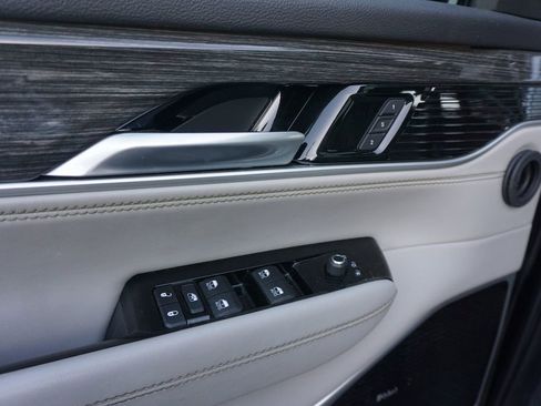 Used 2022 Jeep Wagoneer Series III w/ Premium Group I AWD/4WD image 4