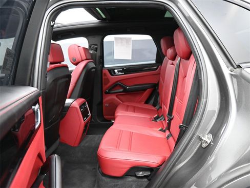 Used 2022 Porsche Cayenne S image 18
