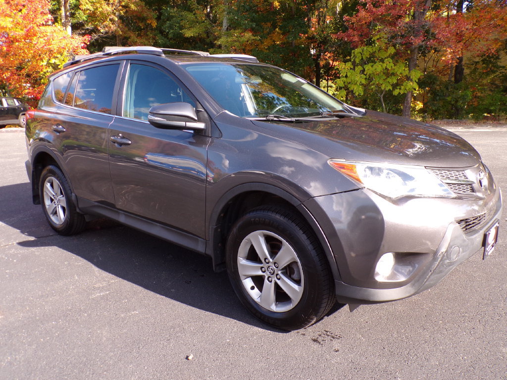 Used 2015 Toyota RAV4 XLE w/ Four Season Floor Mat Package AWD/4WD image 1