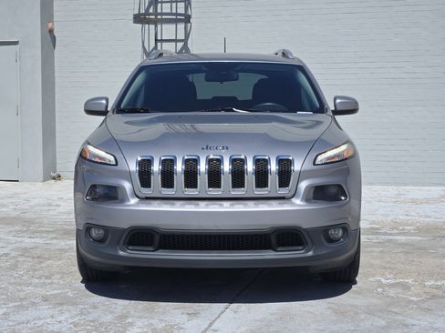 Used 2018 Jeep Cherokee Latitude image 2