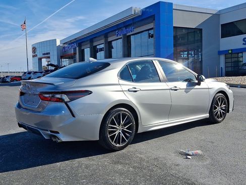 Used 2022 Toyota Camry SE image 6