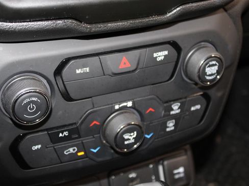 Used 2018 Jeep Renegade Trailhawk AWD/4WD image 31