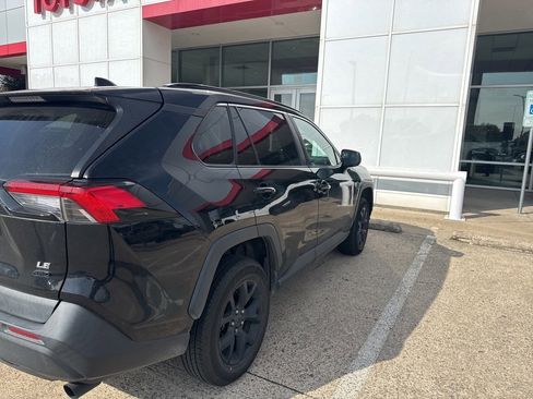 Used 2021 Toyota RAV4 LE image 4